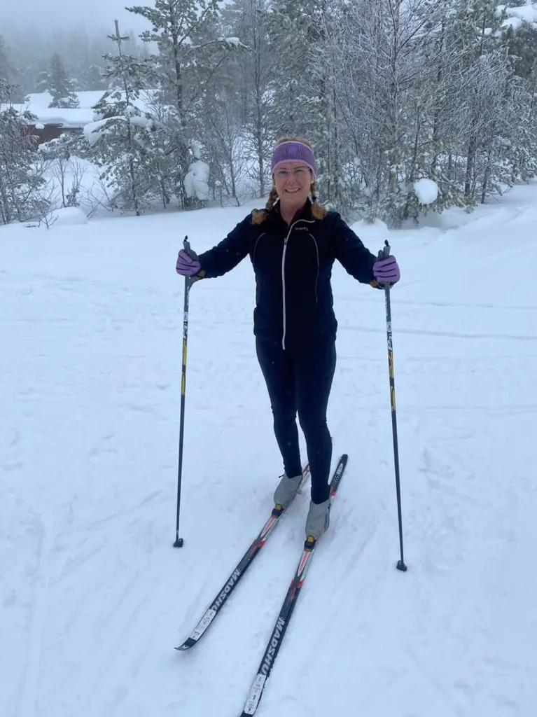 Mia Lans ute på längdskidor en vinterdag i skogen