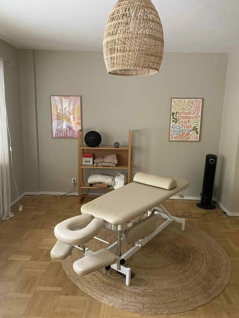 Behandlingsrummet hos Handkraft i Örebro med massagebänk, jutematta och lugn inredning