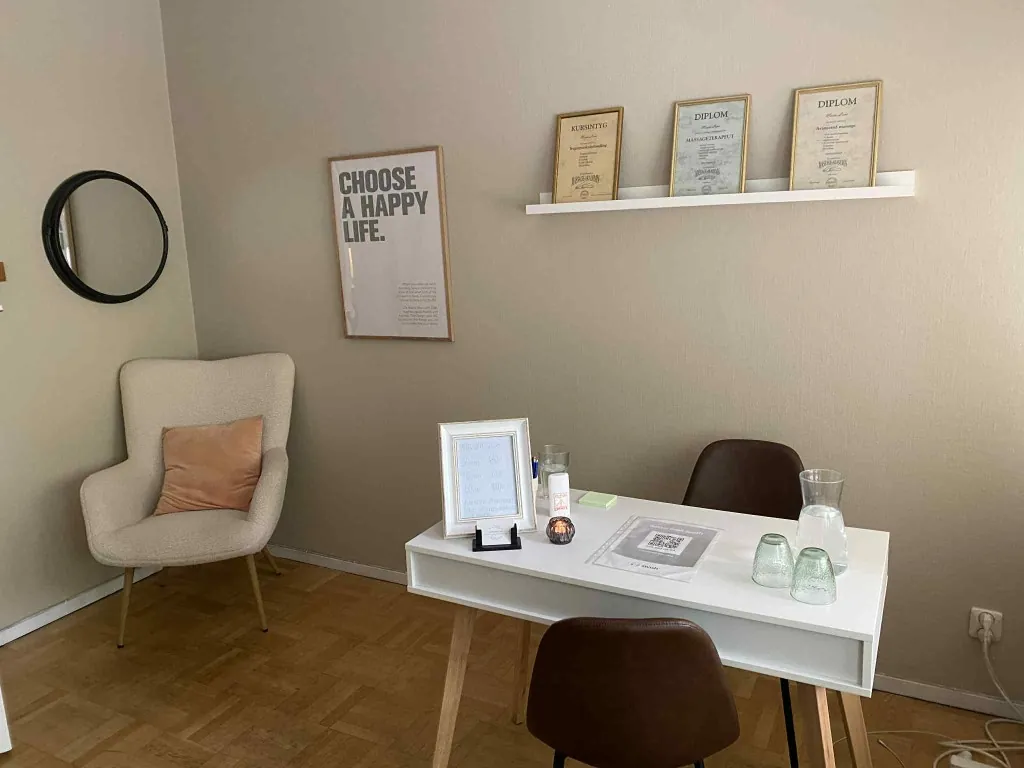 Mottagningens reception i Örebro med Mias diplom och certifikat på väggen